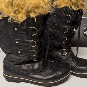 Black Quilted Winter Boots with Faux Fur Lining